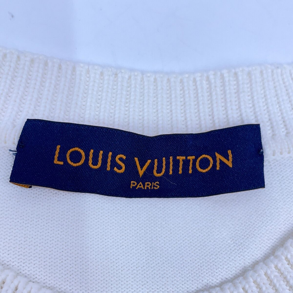 LOUIS VUITTON ルイヴィトン ホワイト フックディテール シグネチャー ショートスリーブ ニット サイズ不明 LOUIS VUITTON ルイヴィトン ホワイト フックディテール シグネチャー ショートスリーブ ニット サイズ不明