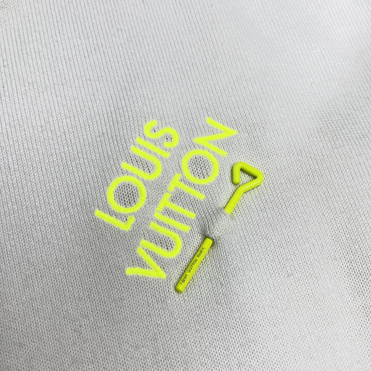 LOUIS VUITTON ルイヴィトン ホワイト フックディテール シグネチャー ショートスリーブ ニット サイズ不明 LOUIS VUITTON ルイヴィトン ホワイト フックディテール シグネチャー ショートスリーブ ニット サイズ不明