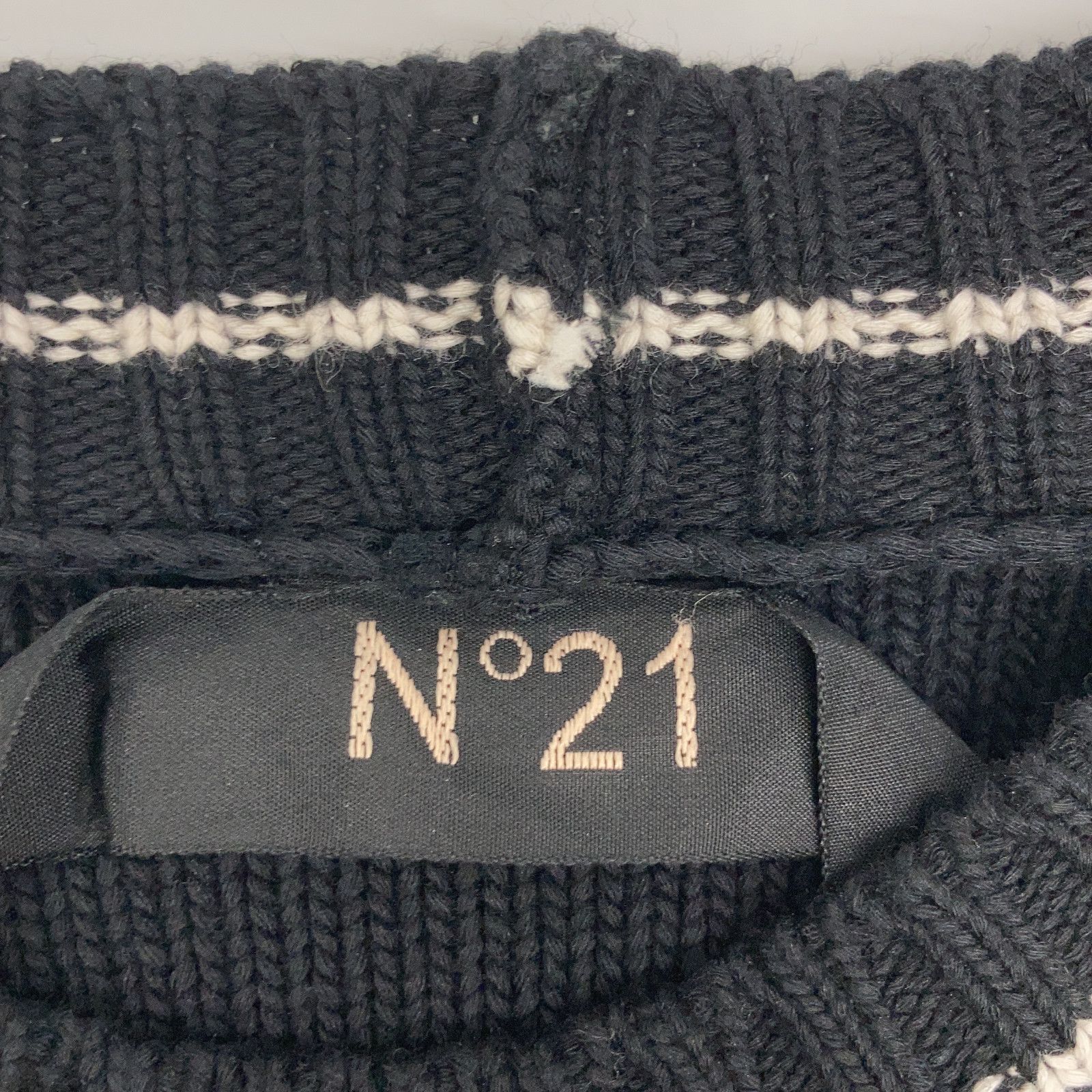 N゜21　ヌメロ ヴェントゥーノ　24年 ブラック ビッグロゴクルーネックニット 24SU-A015-7523-3496　52