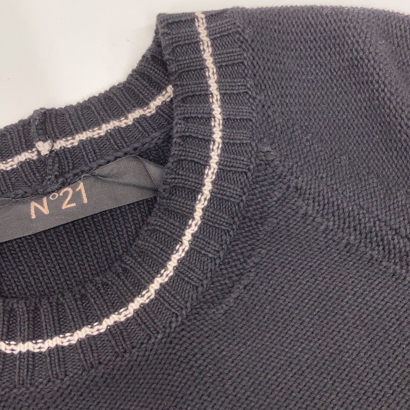 N゜21　ヌメロ ヴェントゥーノ　24年 ブラック ビッグロゴクルーネックニット 24SU-A015-7523-3496　52
