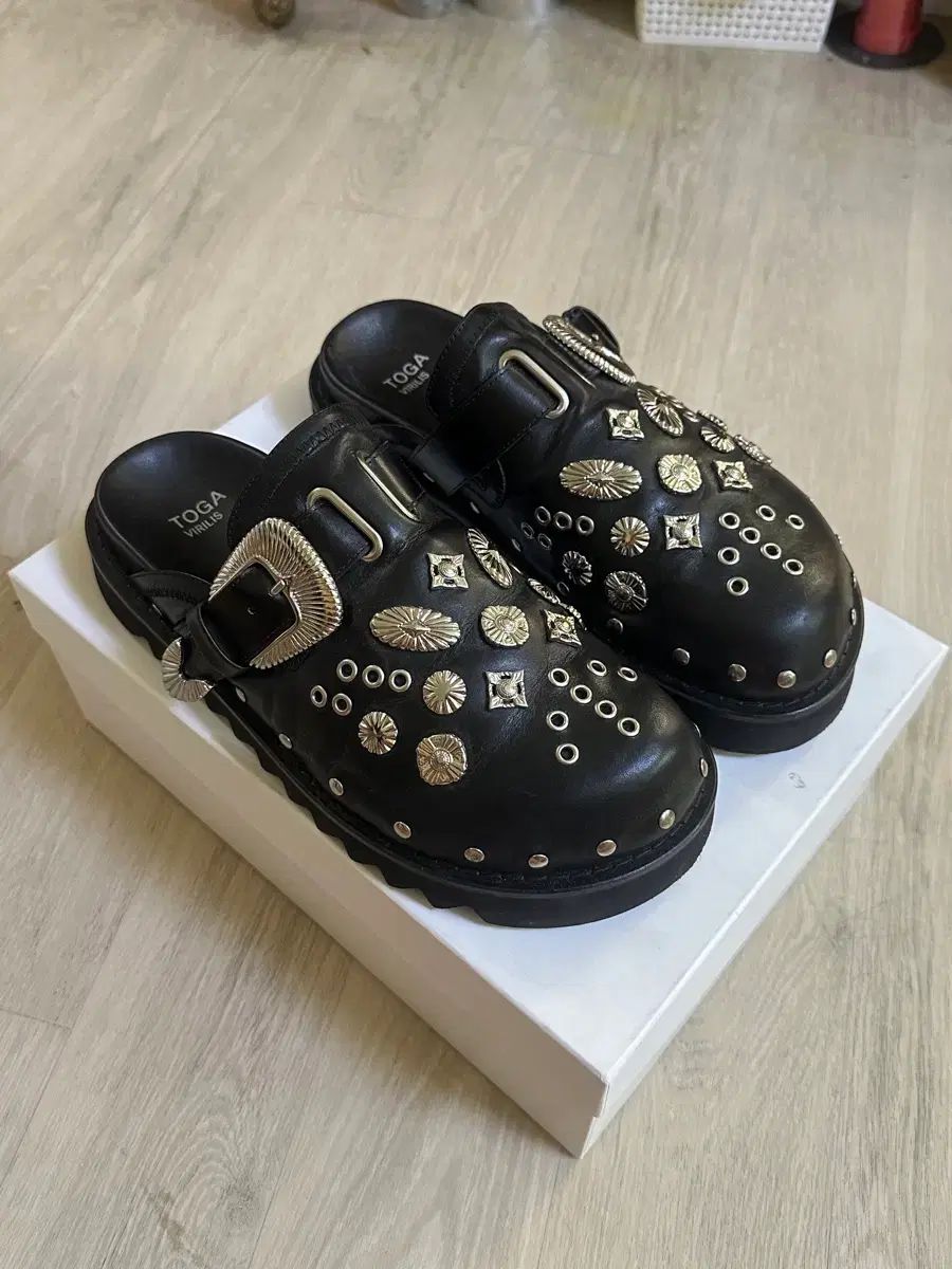 42 トーガ リリース スタッズ ミュール