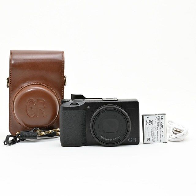 ＜良品＞ RICOH GR IIIx｜高級コンパクトデジタルカメラ｜シャッター数3,101枚｜動作良好｜外観美品｜レンズ縁・ホットシュー部に小スレあり｜専用レザーケース付き