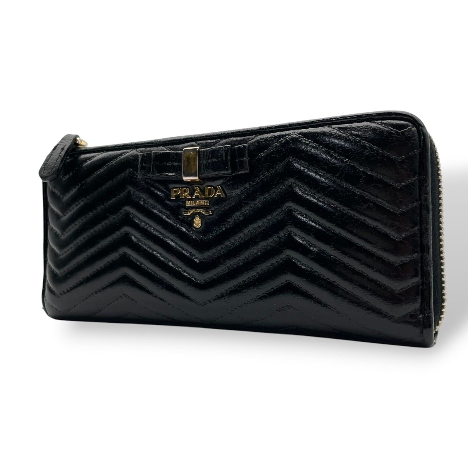 【良品】 プラダ PRADA 長財布 L字ファスナー キルティング V字ステッチ リボン メタルロゴ ナッパレザー 本革 ブラック 黒 ゴールド金具 レディース エレガント 上品 高級感 可愛い 普段使い 収納力 整理整頓 定番 人気 W5