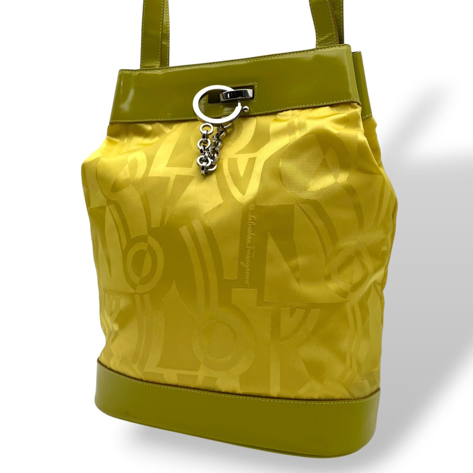 【美品】 サルヴァトーレ フェラガモ Salvatore Ferragamo トートバッグ ナイロン パテントレザー エナメル イエロー 黄色 総柄 ガンチーニ 金具 大容量 軽量 A4収納 エレガント 上品 カジュアル 鞄 お出かけ レディース 定番 C8