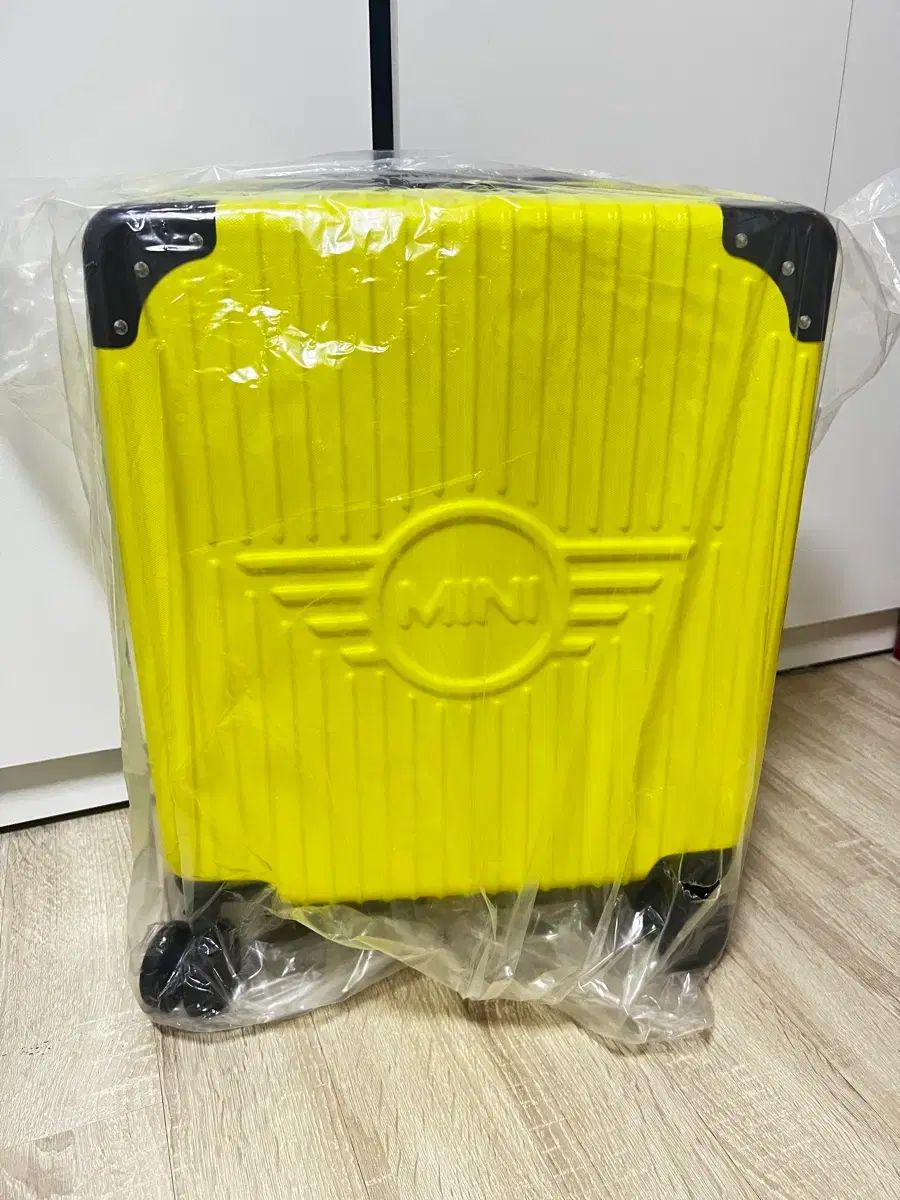 ミニクーパー 機内持ち込み キャリアー 蛍光イエロー 新品