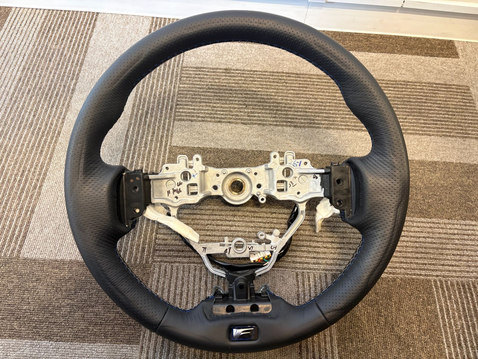 レクサス　RC-F　純正革巻きステアリング　USC10