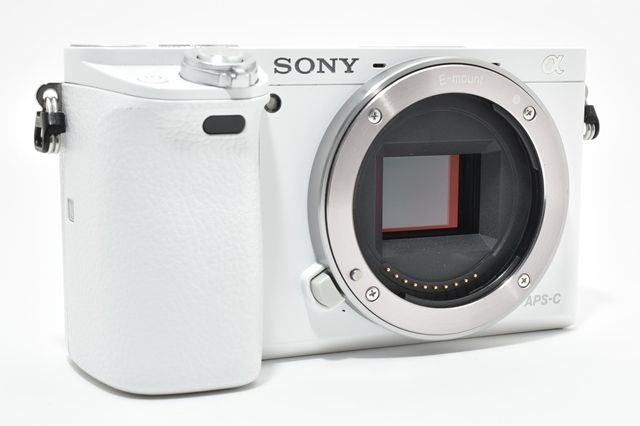 良品＞ SONY(ソニー) ミラーレス一眼 α6000 ボディ ホワイト - メルカリ
