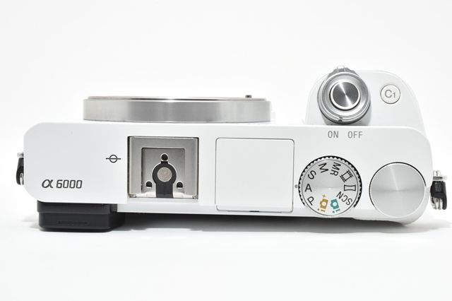 良品＞ SONY(ソニー) ミラーレス一眼 α6000 ボディ ホワイト - メルカリ