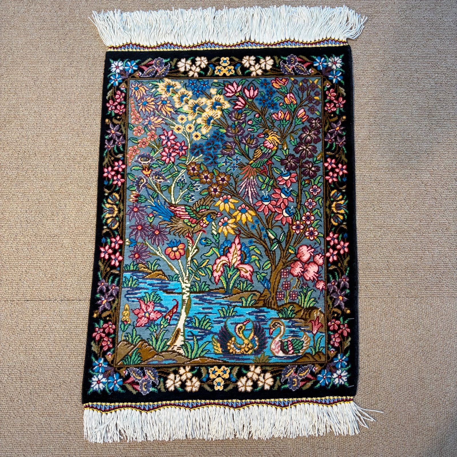 【クム　ミニシルク】イラン産 手織りカーペット 34×46cm インテリアラグ 玄関　タペストリー　【チェリーベアクム　チェリーベアミニシルク 】