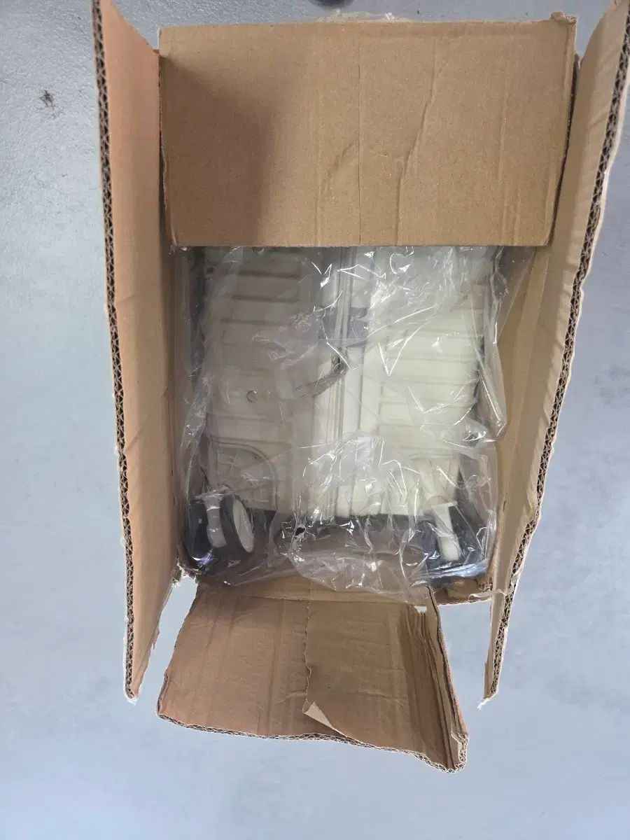 新商品 白キャリアー (20インチ)