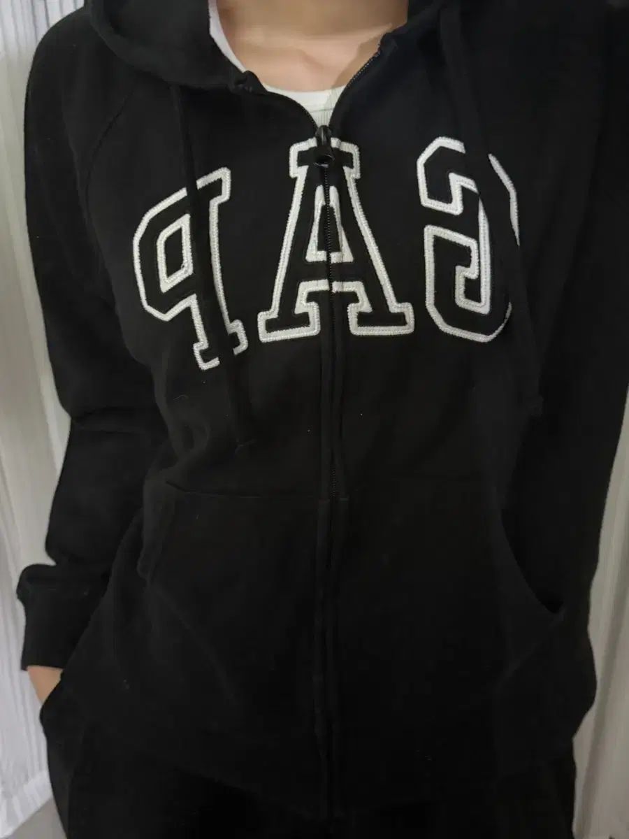 GAP ブラック フードジップアップ M