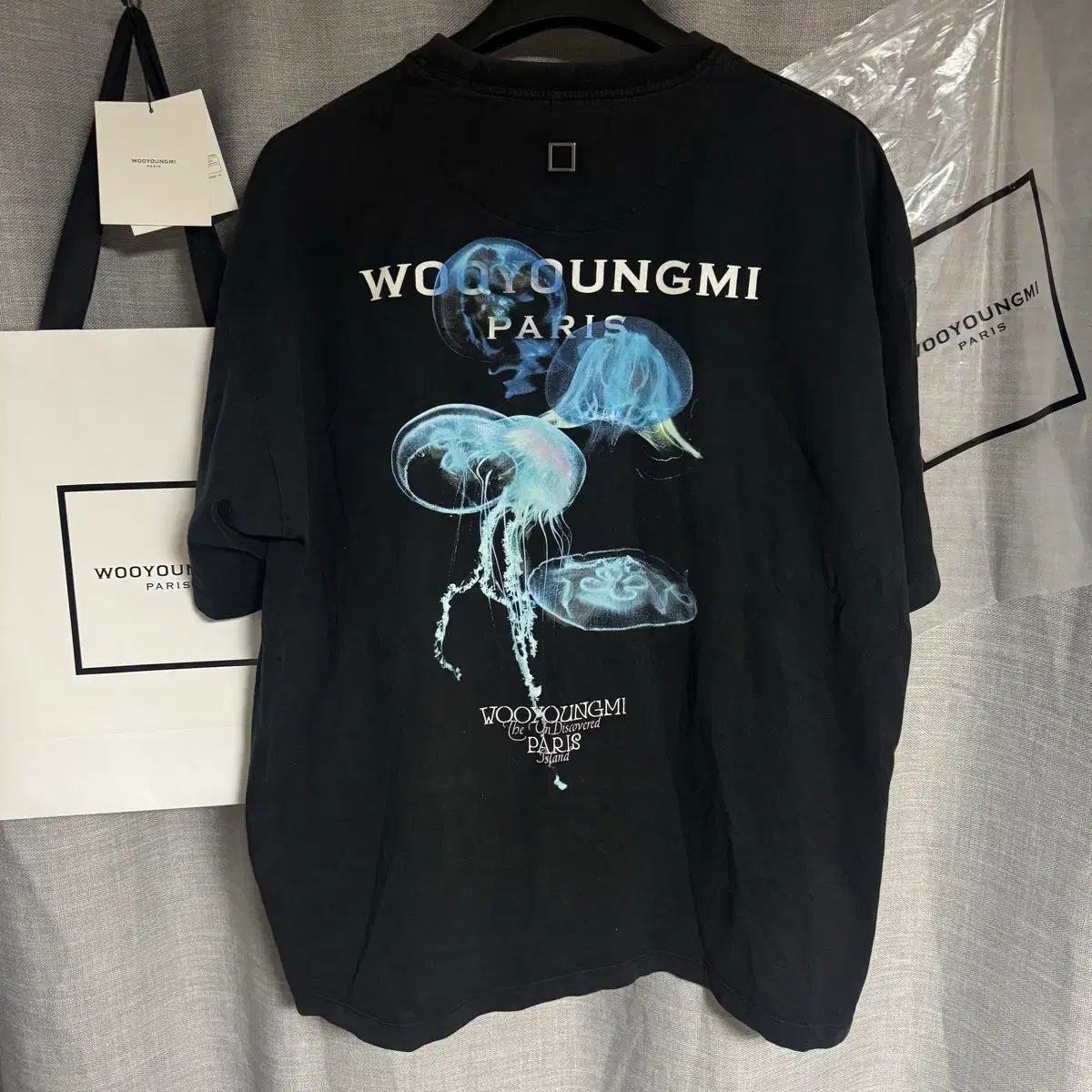 ((50)) ウーヨンミ(WOOYOUNGMI) 夜光ゼリーフィッシュ バックロゴ 半袖