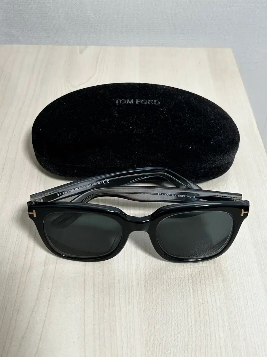 TOM FORD トムフォード サングラス TF211 ブラック