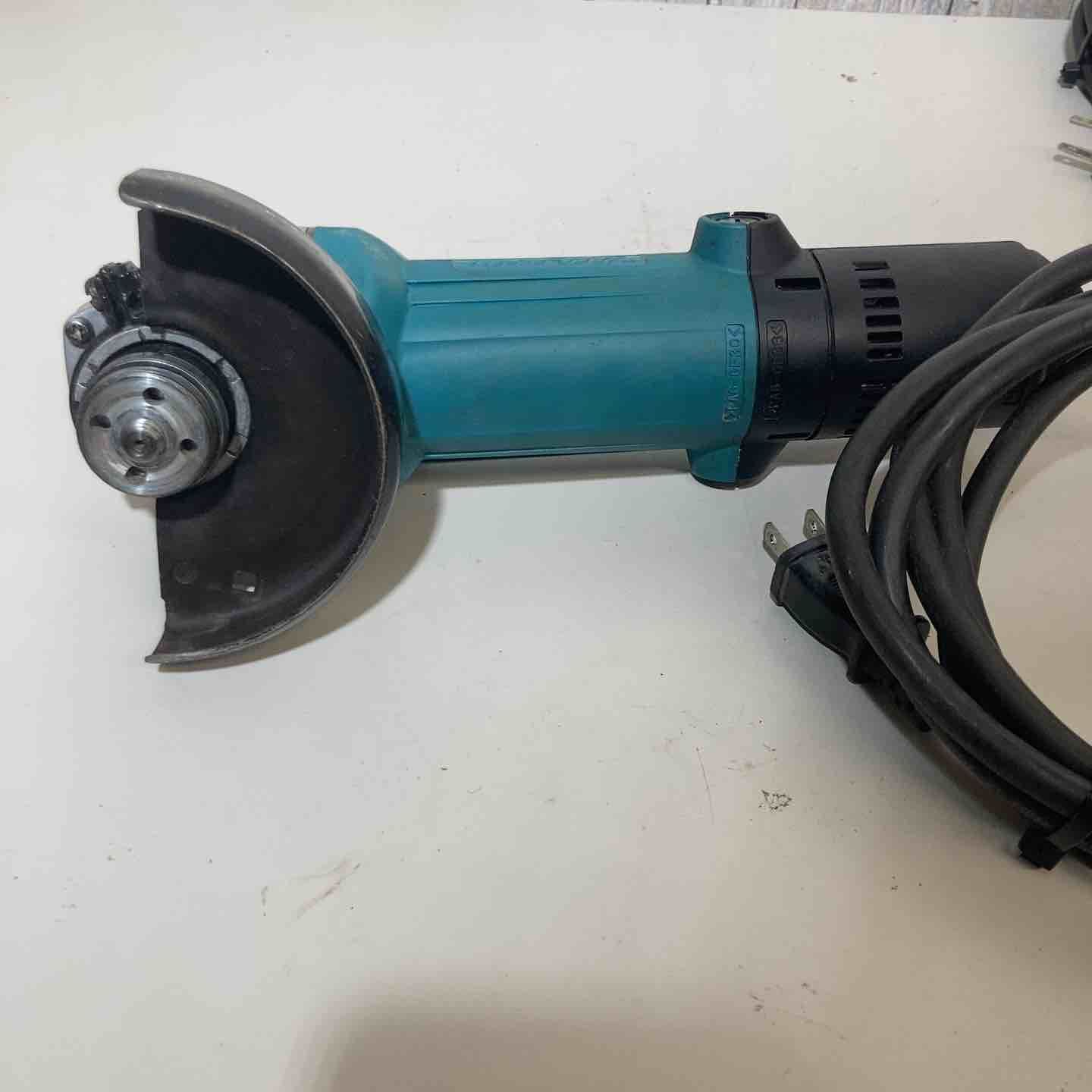 ☆マキタ(makita) ディスクグラインダ 低速高トルク ブレーキ付 100mm 9533BLA　本体のみ【戸田店】