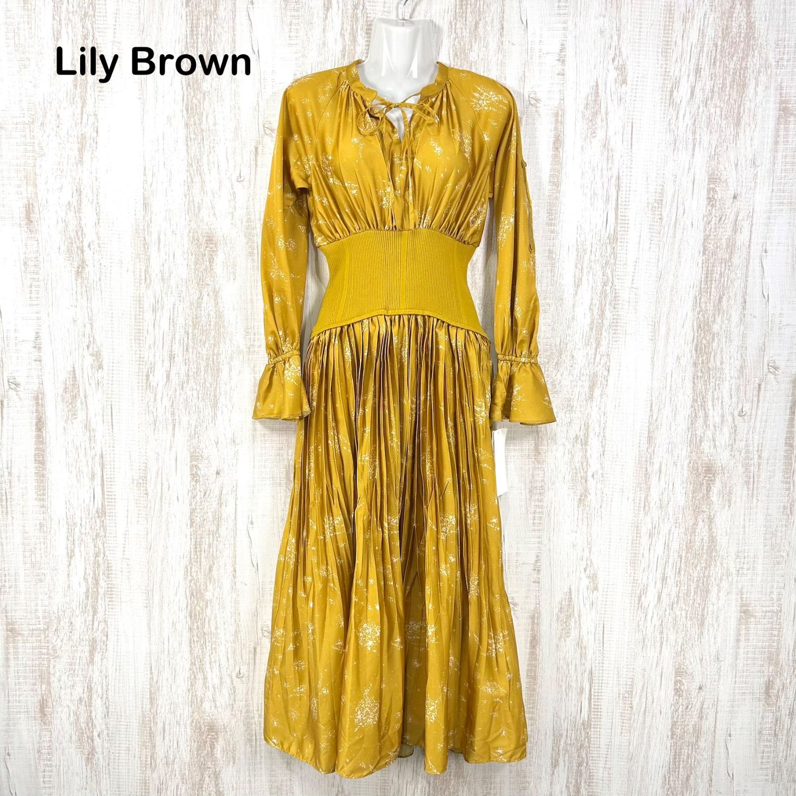 新品未使用 美品 Lily Brown リリーブラウン 総柄 ウエストリブ サテン 