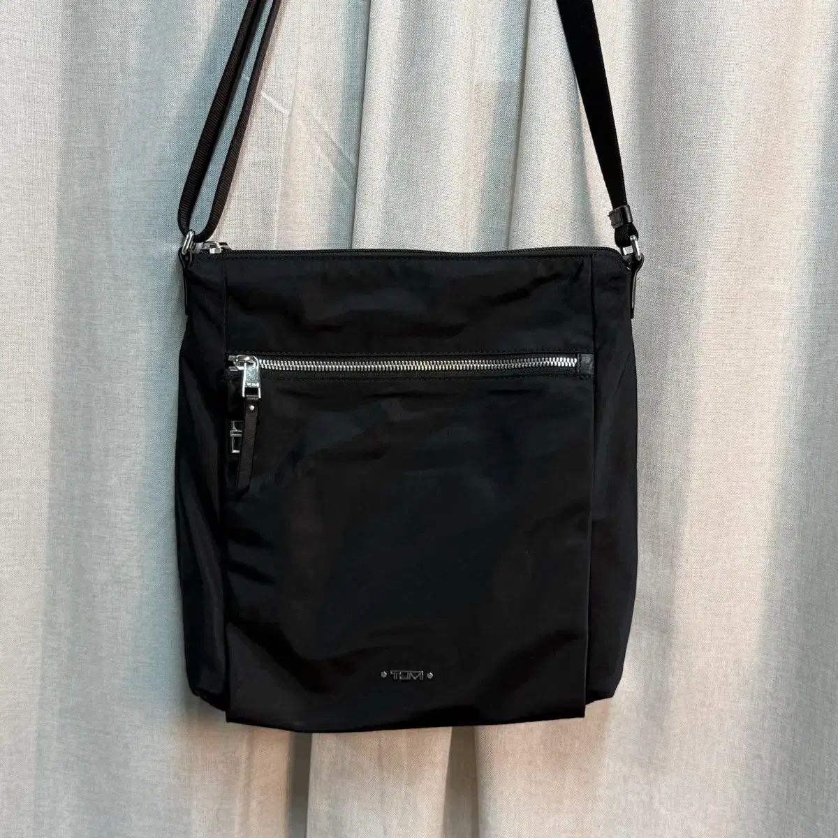 トゥミ (TUMI) ブラック ナイロン クロスバック バッグ