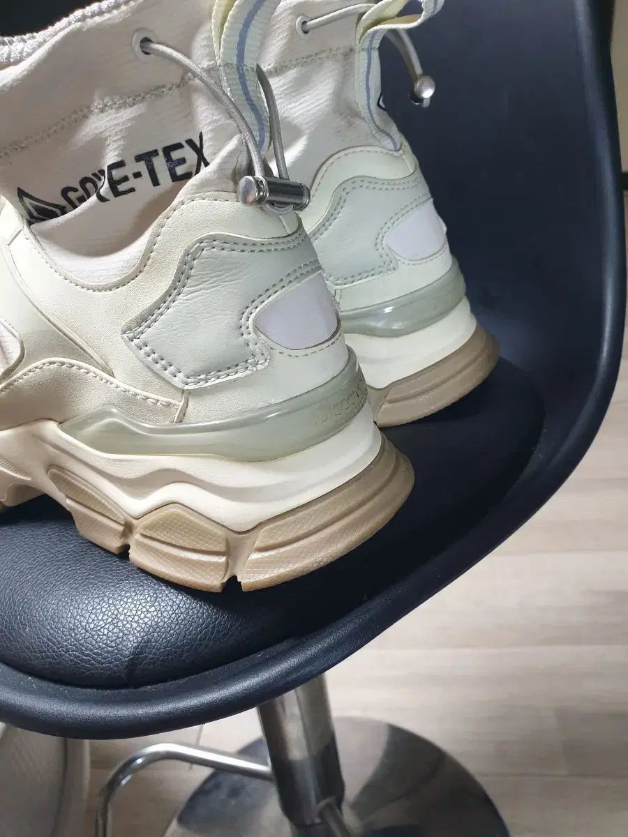 DISCOVERY GORE-TEX スニーカー ベージュ (265)