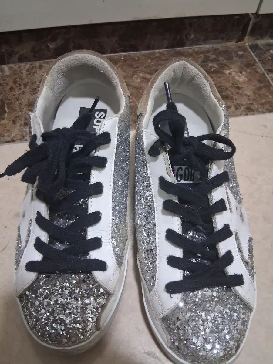 在庫処分) 正規品 GOLDEN GOOSE(ゴールデングース) SuperStar(スーパー·スター) シルバーグリッタースニーカー 出品