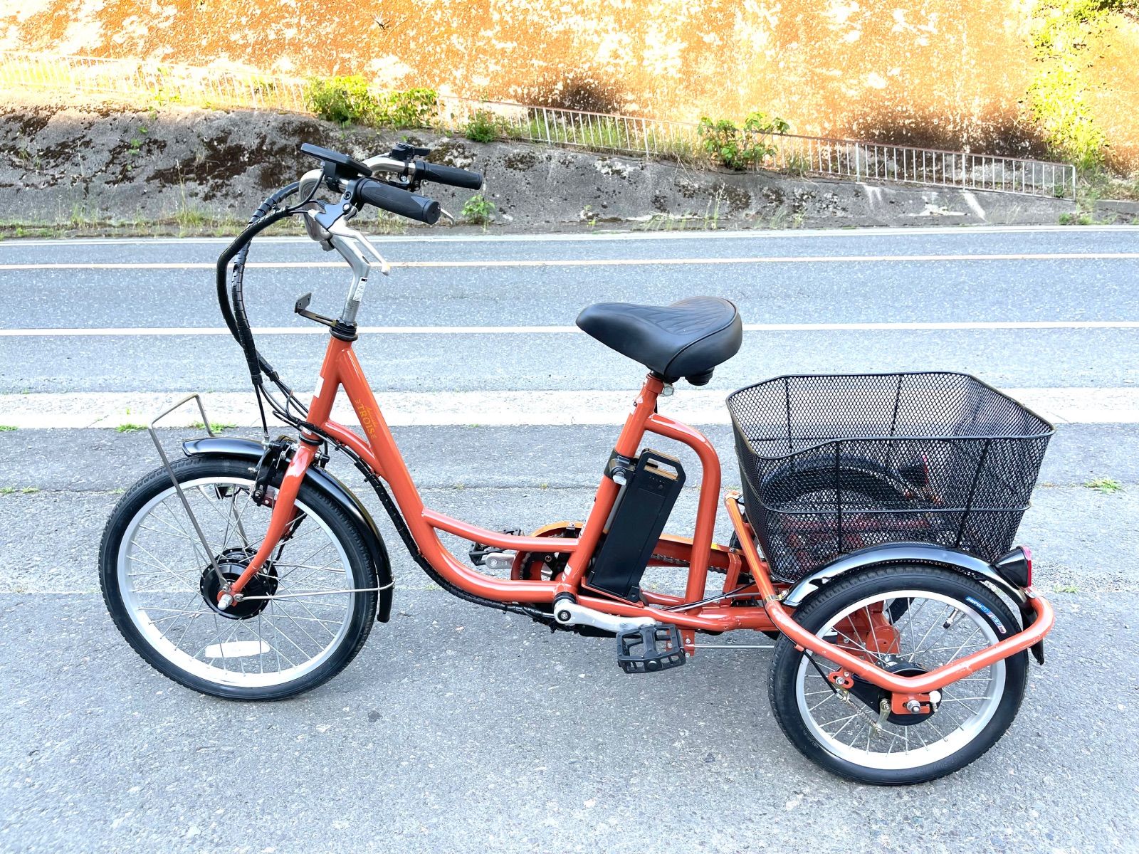 【美品・ジャンク】電動アシスト三輪自転車 TROIS（トワ）バッテリー100% 0379【動作確認済】送料無料 TROIS 電動アシスト三輪自転車 5.8Ah 電子