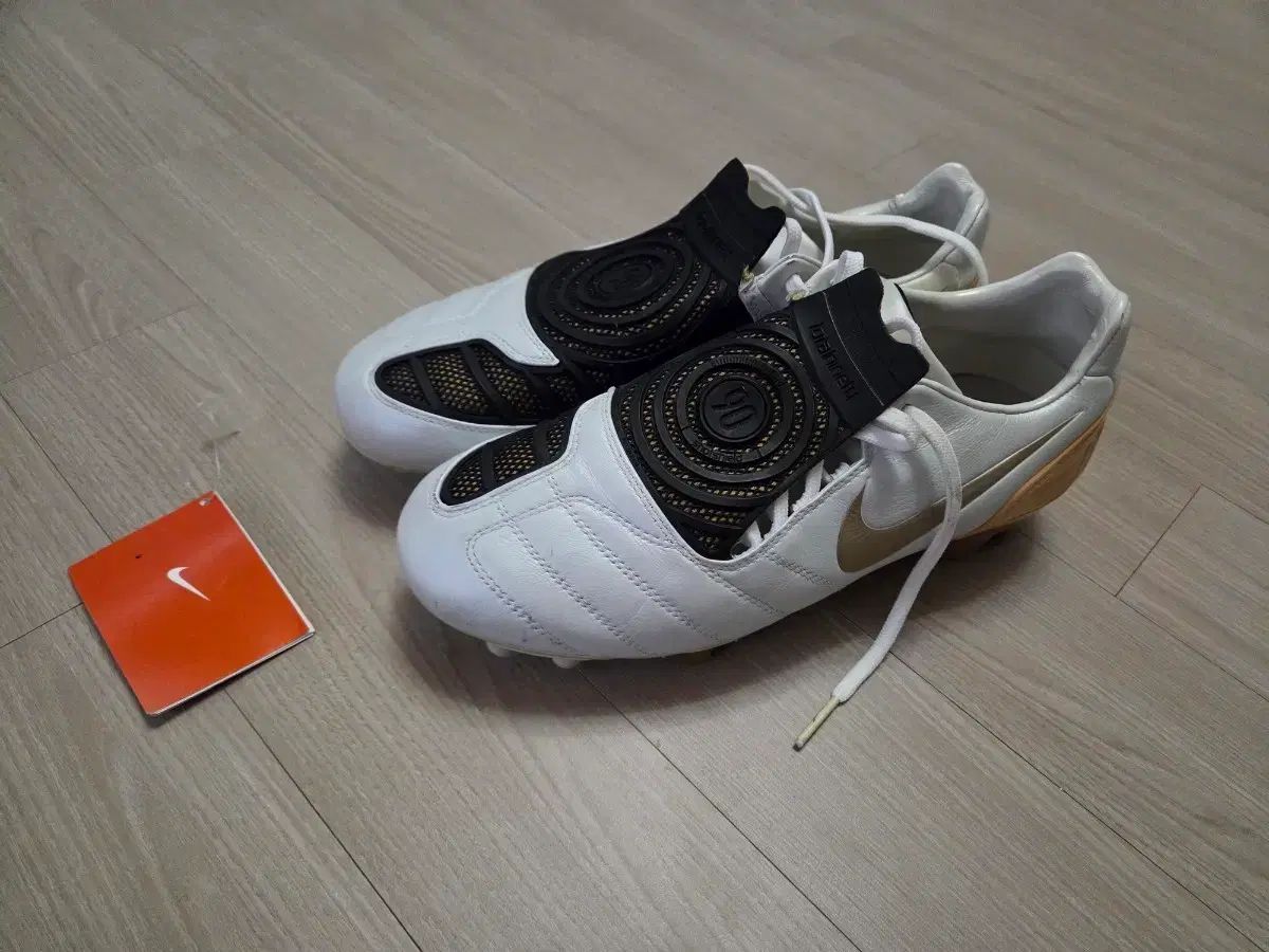 ナイキ トータル90 サッカーシューズ 白 金 275 (レア)