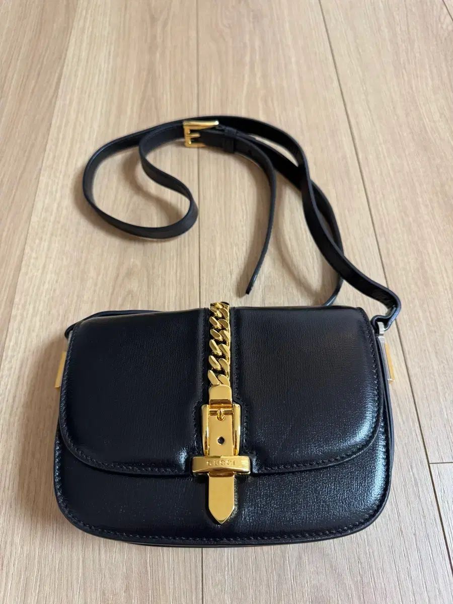 グッチ シルヴィ ミニバッグ ブラック