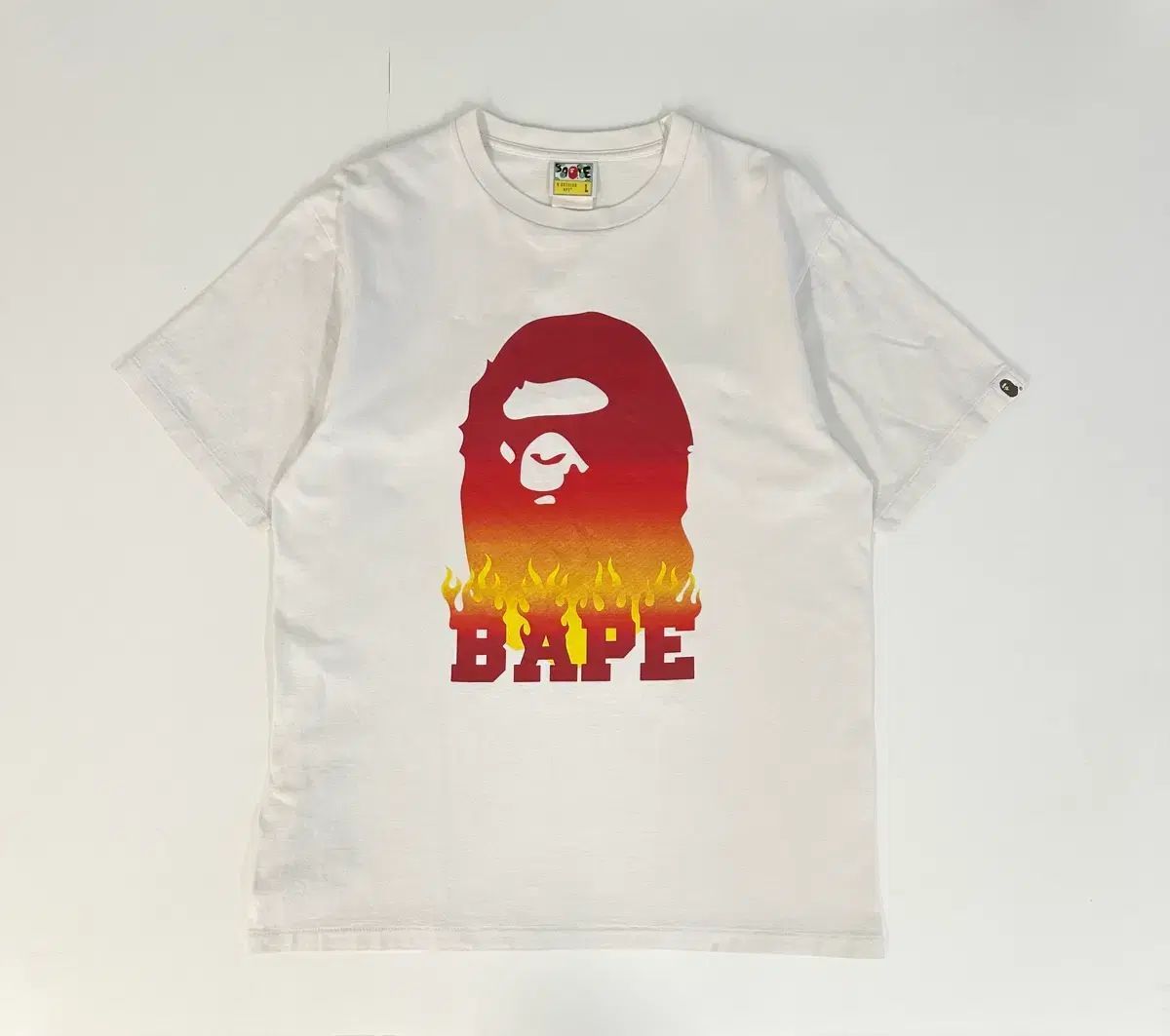 A BATHING APE アベイシングエイプ フレイム 白 半袖 (L)