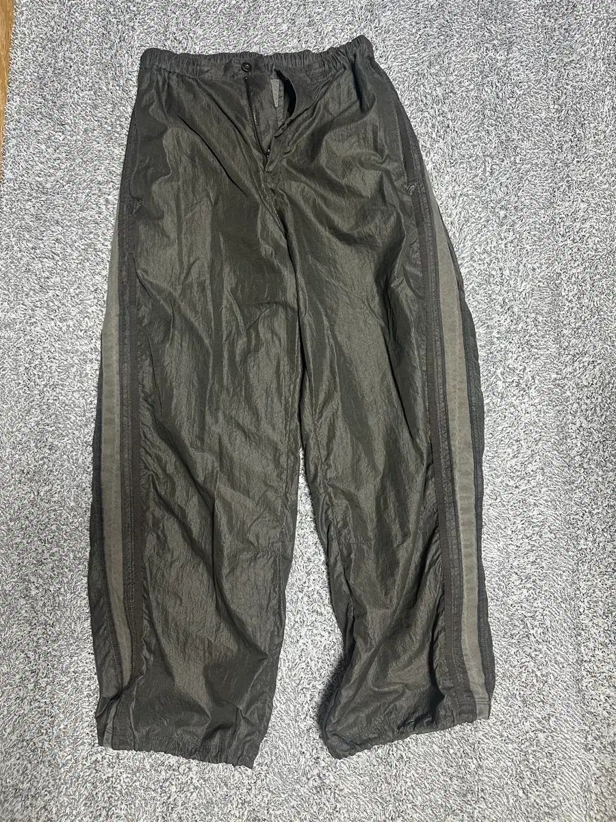ポリテル グロシー トラックパンツ カーキグレー 12,053円