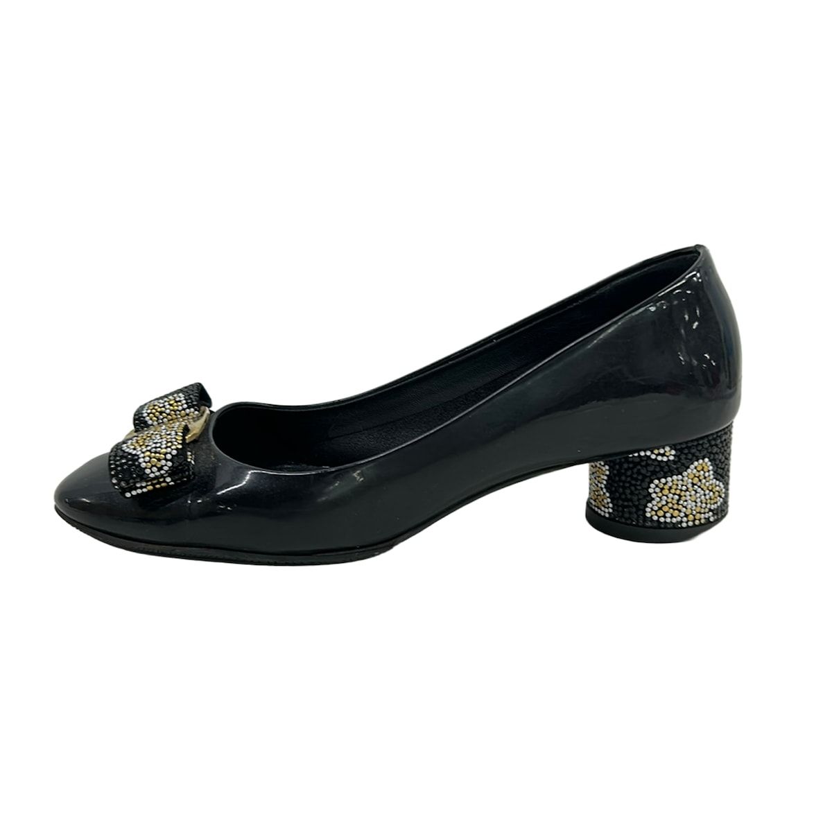FERRAGAMO/SalvatoreFerragamo(サルバトーレフェラガモ) パンプス 6 D レディース - 09598 黒×ゴールド ラインストーン レザー