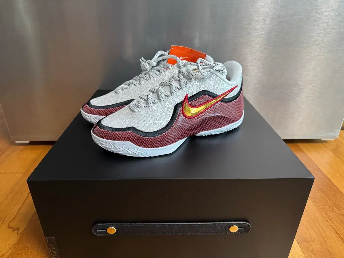 270 NIKE レブロン 23 バスケシューズ