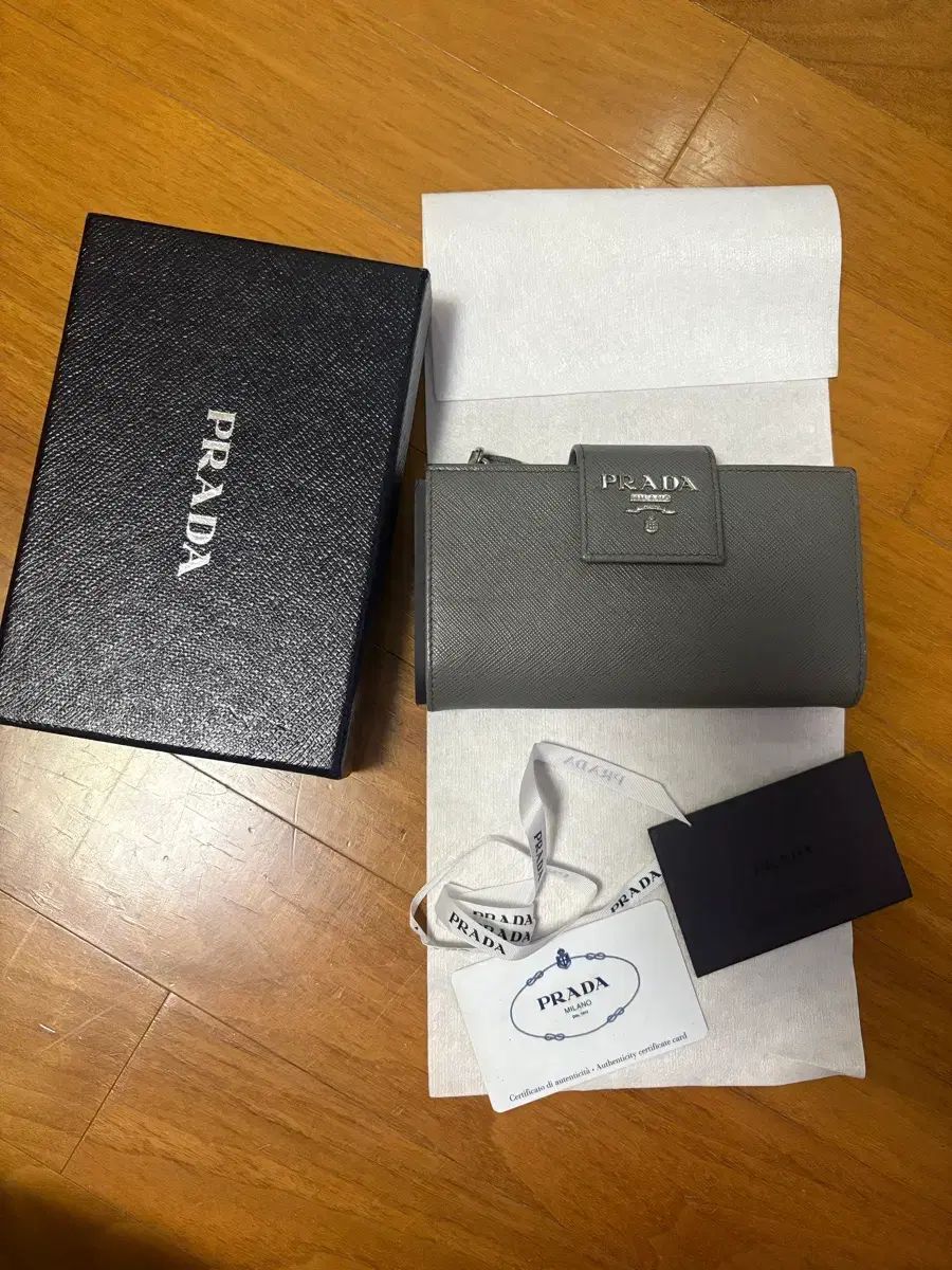 PRADA プラダ 中財布