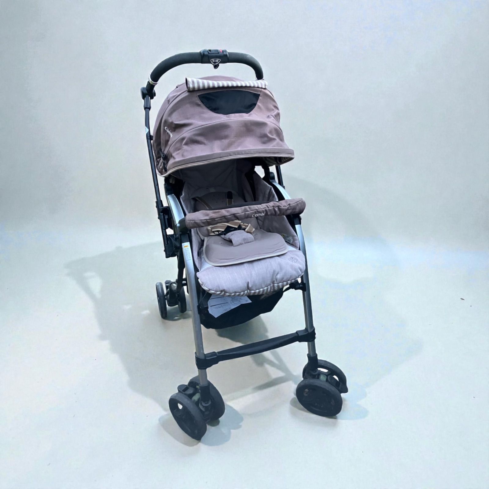 Combi 幾何学模様 ベビーカー グレー系 Combi コンビ ベビーカー グレー系】 Combi（コンビ）のベビーカーです