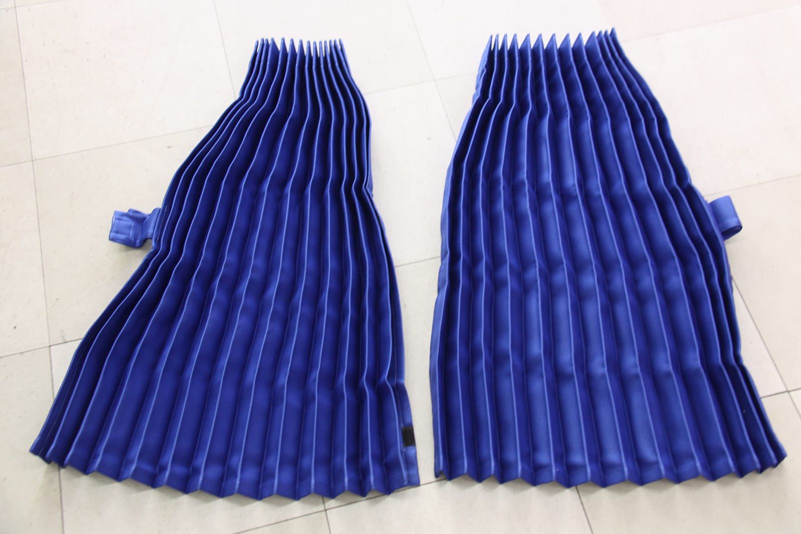 トラックカーテン 仮眠カーテン プリーツ ブルー 巾240ｘ丈90ｃｍ （2枚入り） 今の季節にピッタリのカラーです。 トラックの運転席と助手席全面から横までをぐるっと囲めます。 フック金具付き付き 遮光率99.99％だから安心して仮眠できま 41315149