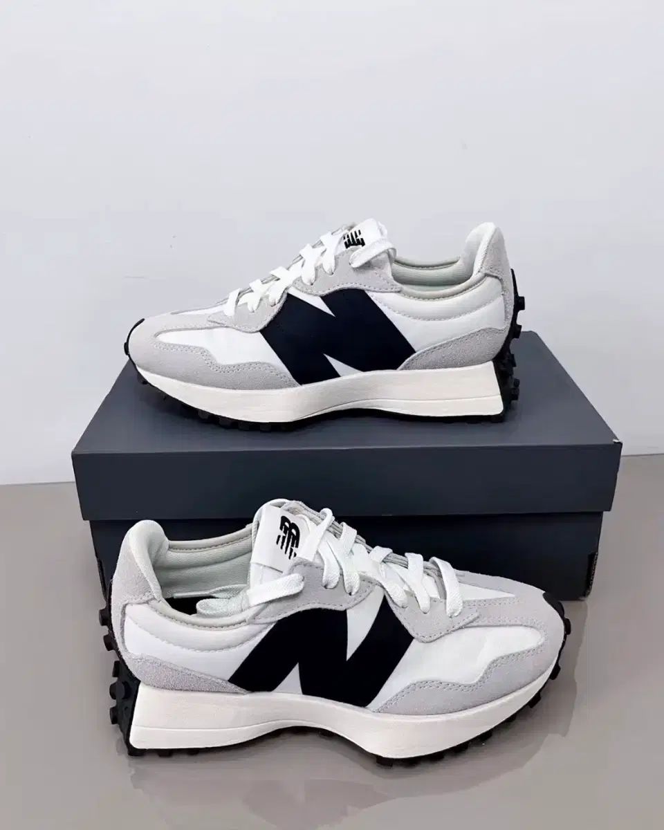 New Balance レディース スニーカー 327 黒 白 厚底スニーカー
