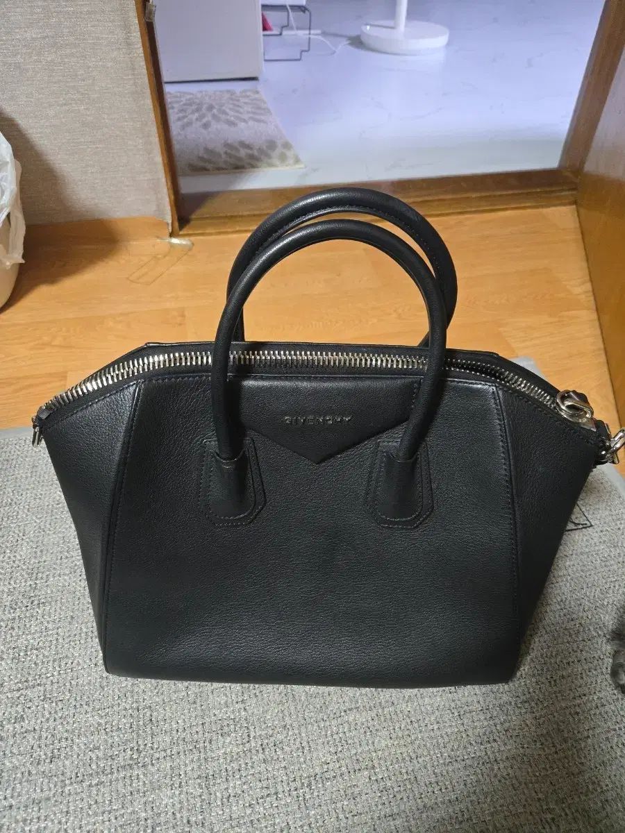ジバンシィ アンティゴナ Mサイズ ブラック ゴートスキン バッグ