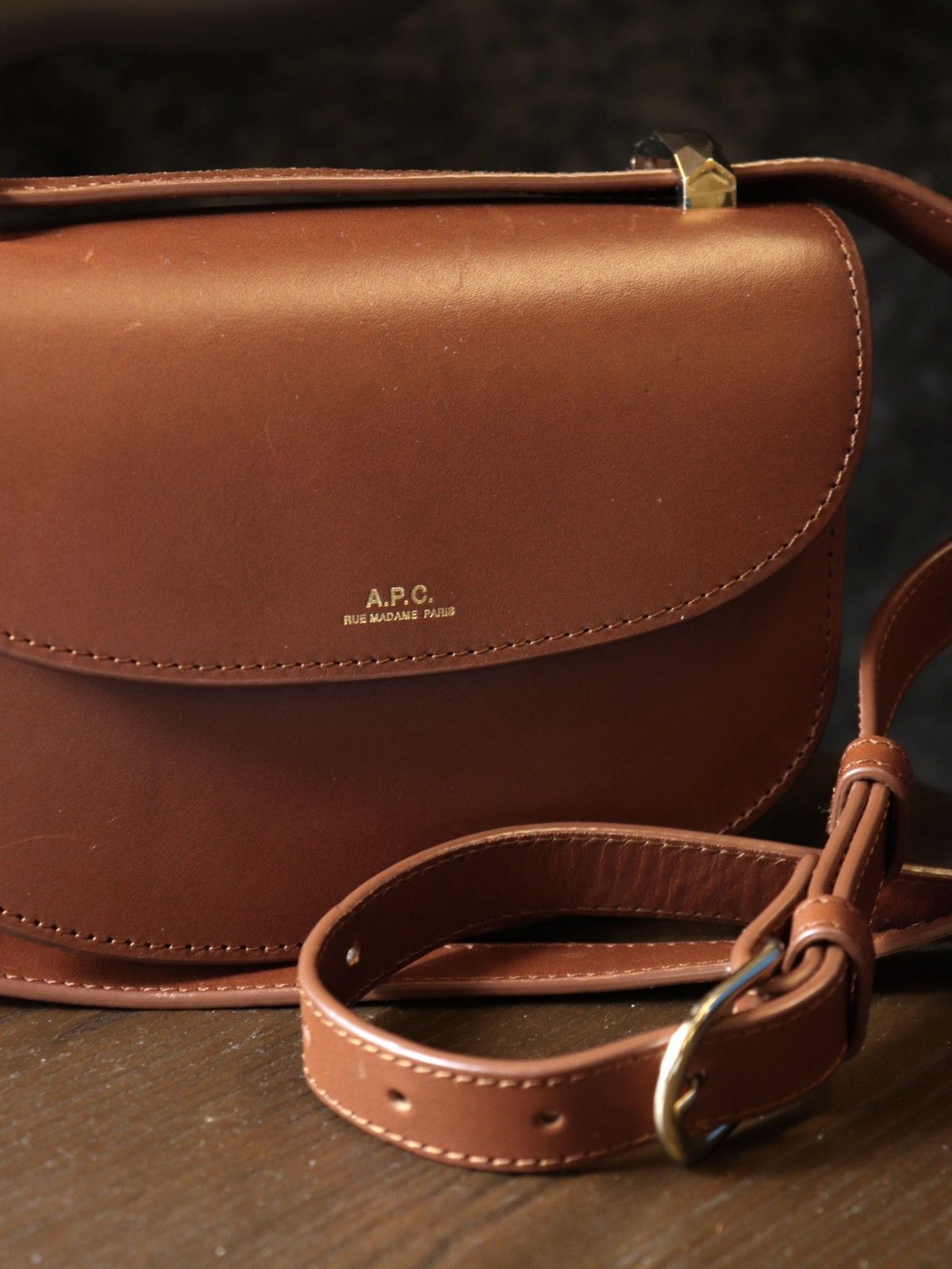 A.P.C. アーペーセー ジュネーヴ ミニ ショルダーバッグ ヴィンテージ レトロ 斜め掛け フラップ レザー ブラウン 茶