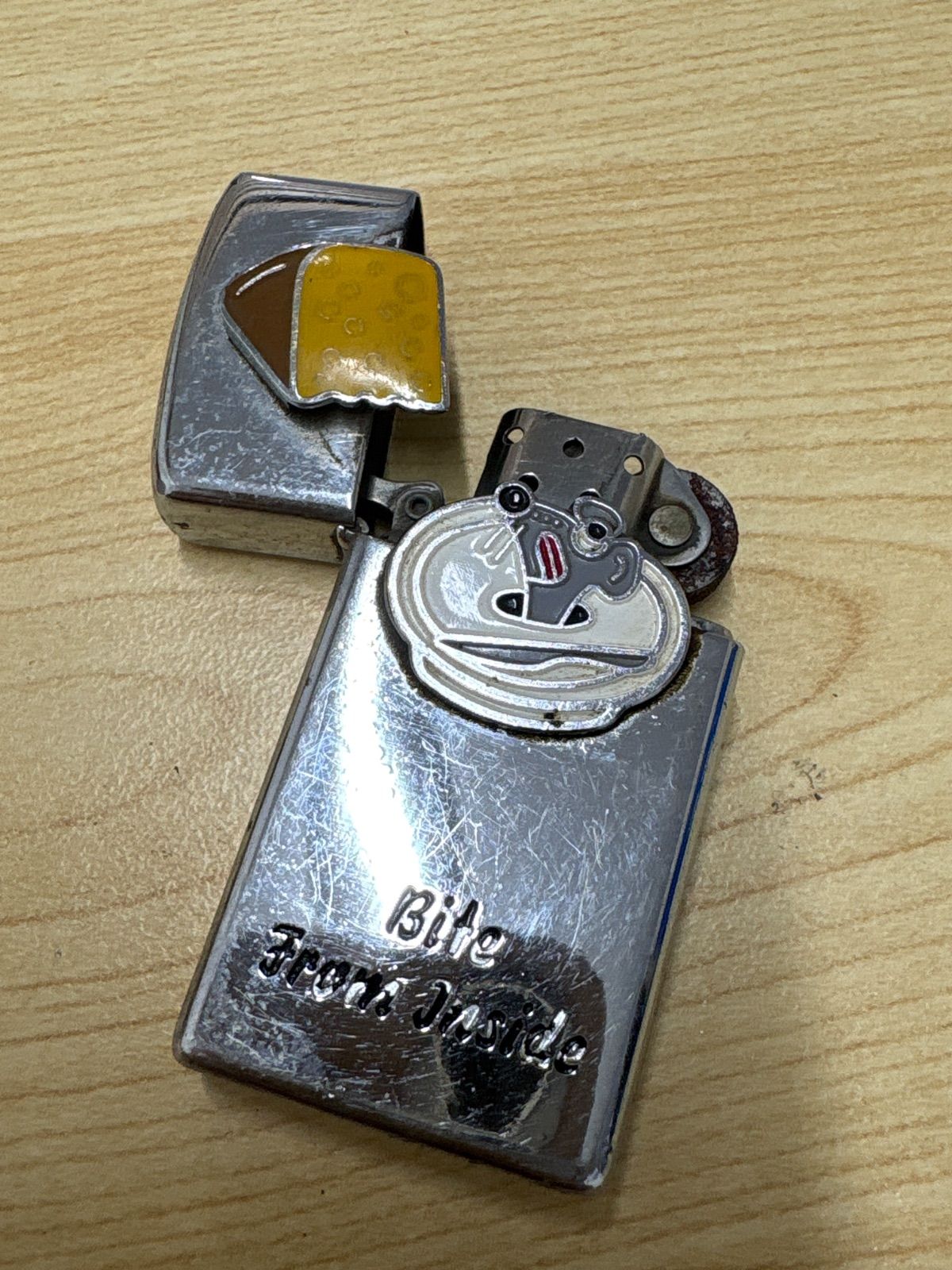 トリックピンズZIPPO　チーズを狙うネズミ