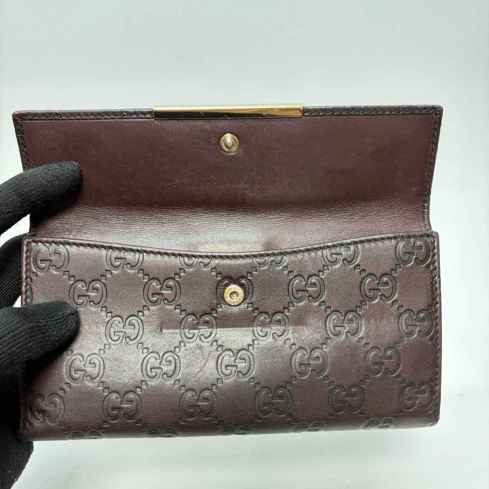 美品　GUCCI シマ　ロゴプレート　フラップ長財布　ダークブラウン　Wホック 4094 GUCCI グッチ 長財布 ダークブラウン Wホック シマレザー - メルカリ