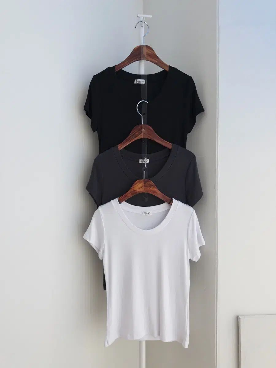 テンセル Uネック Tシャツ / 白のみ可能