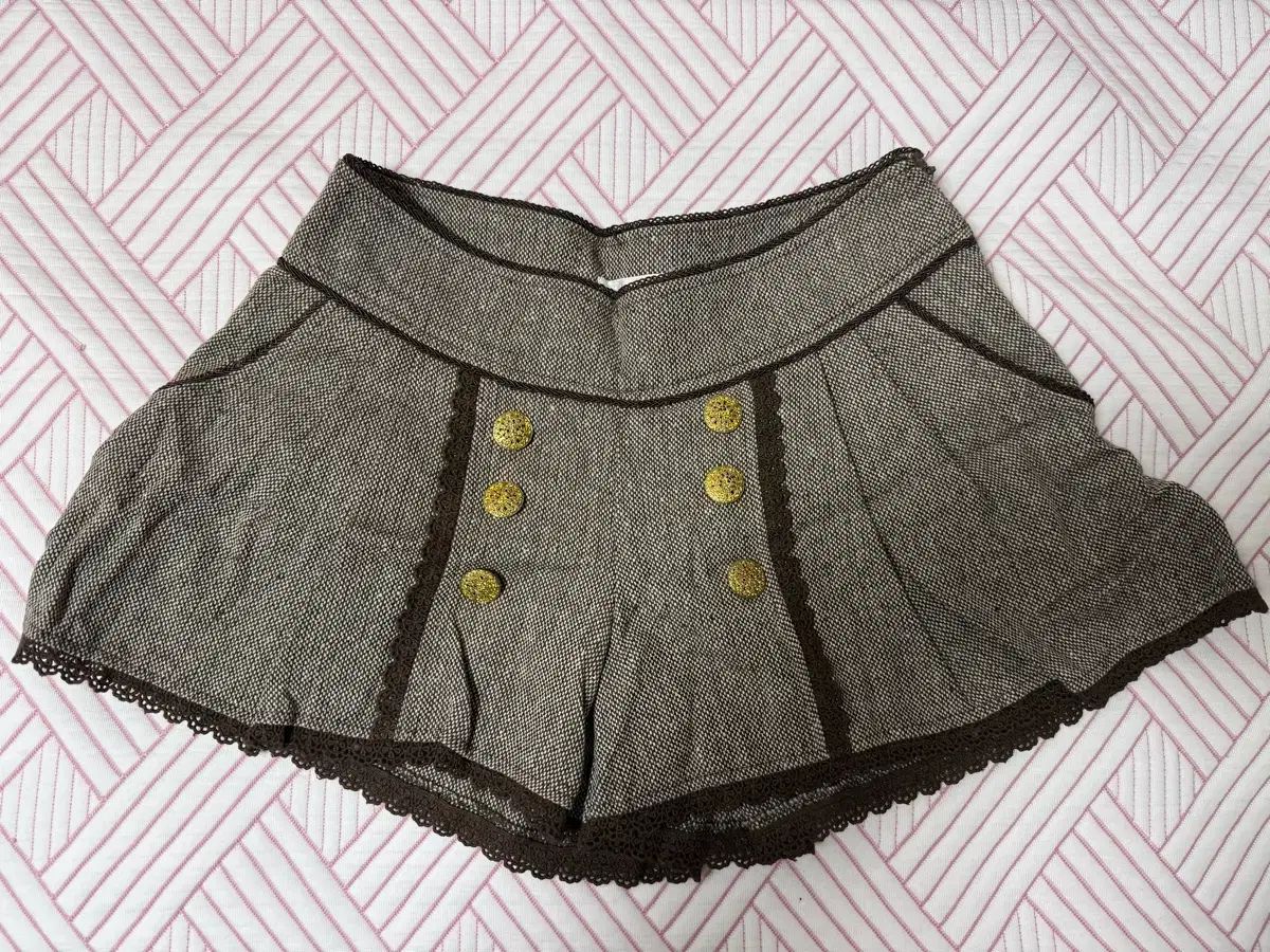 リズリサ ゴールド ボタン キュロットパンツ