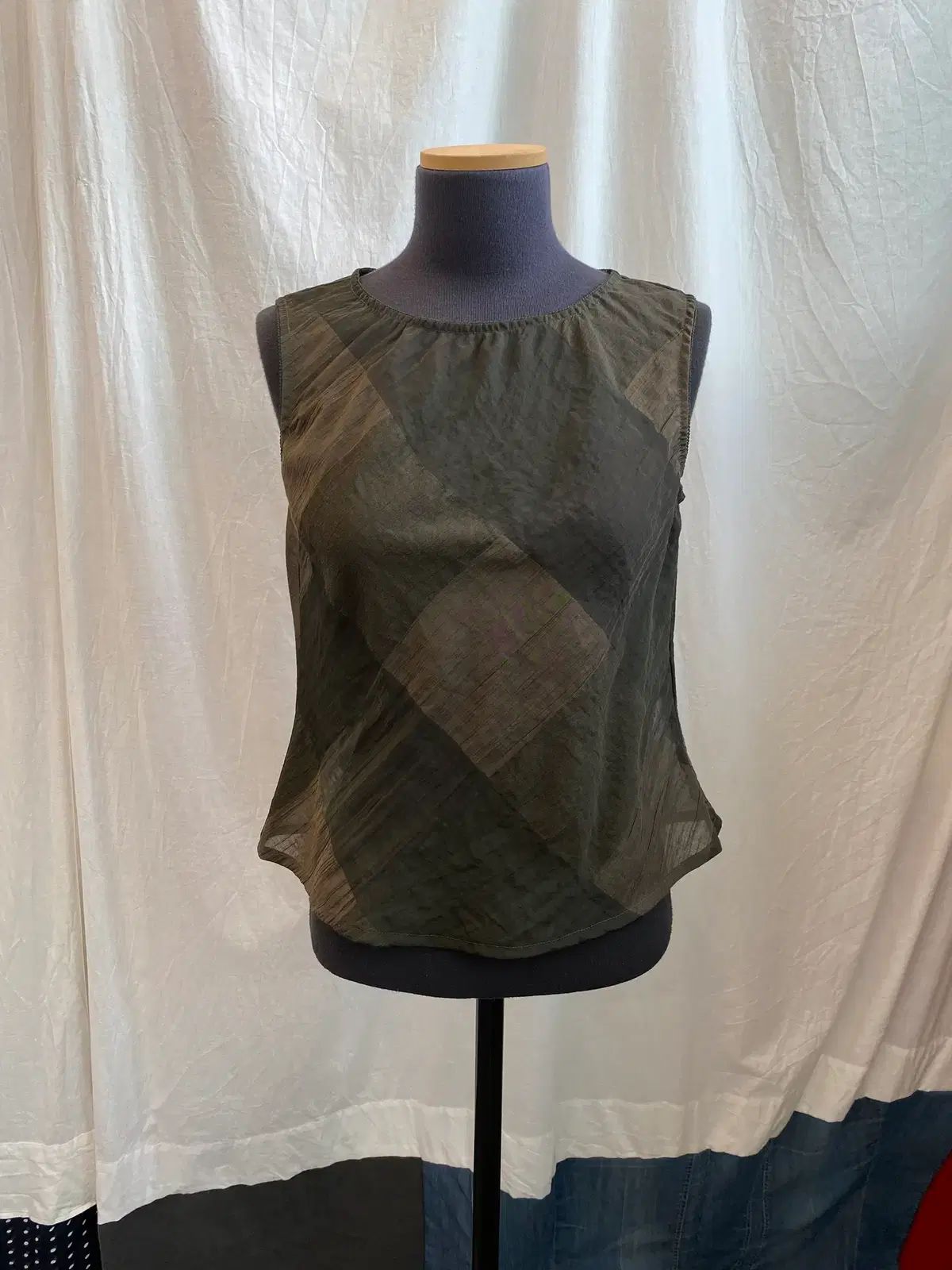 ENJOUR カーキ シースルー スリーブレス トップス (M)