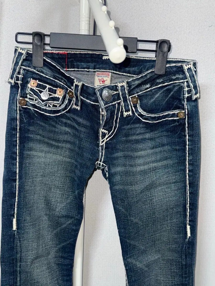 トゥルーレリジョン Joey Super T ビッグスティッチ ブーツカット デニムパンツ 25