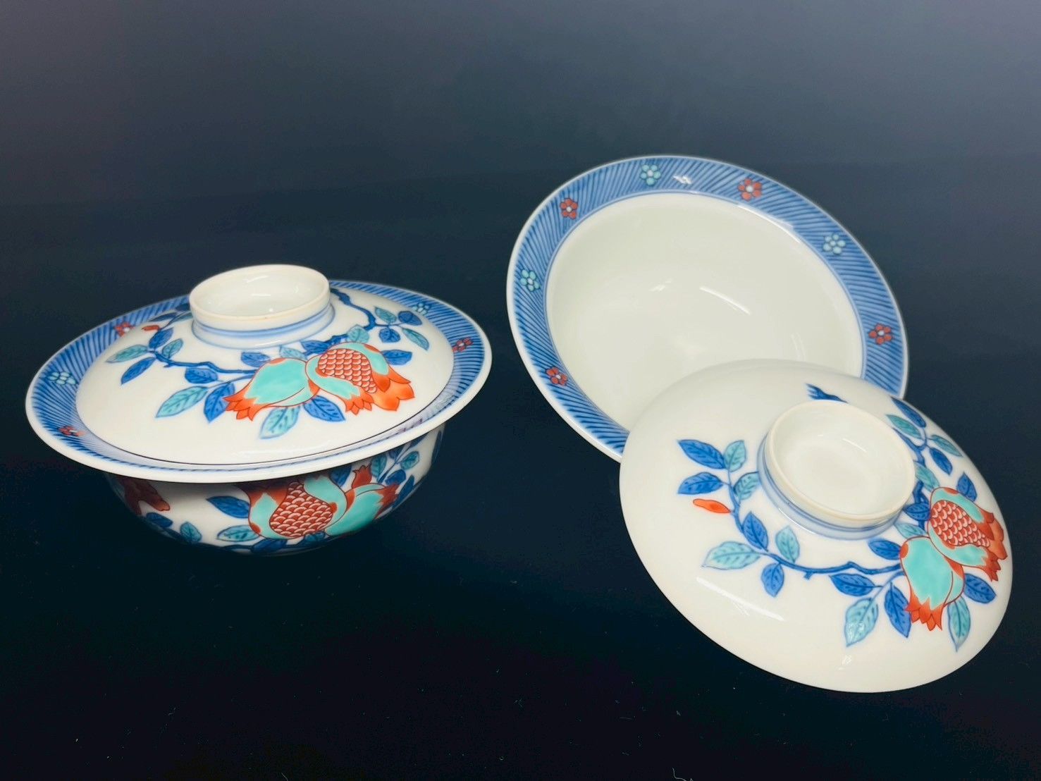 今泉今右衛門 錦柘榴絵 蓋付碗 二客 色鍋島 有田焼 銘有 伝統工芸 懐石道具 和食器 骨董 伝統工芸 芸術 古美術 時代物