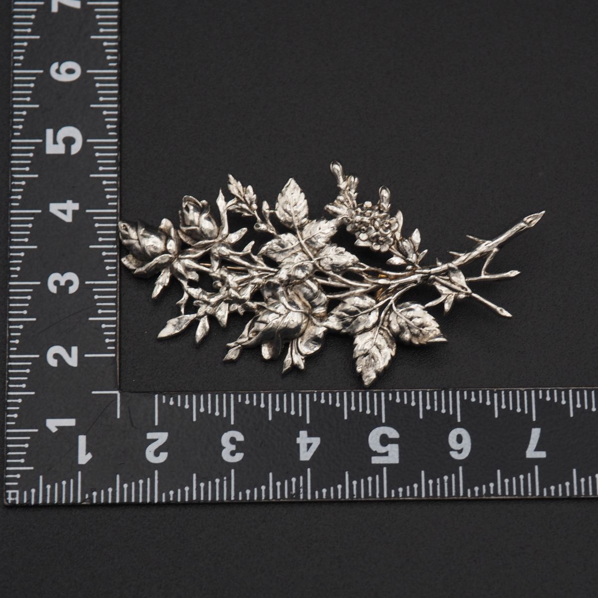 X327 ヴィンテージ ブローチ 花束 花 彫刻 フラワー リーフ シルバー