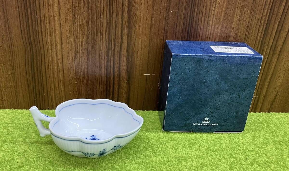 Royal Copenhagen ロイヤルコペンハーゲン ブルーフルーテッド プレイン リーフディッシュ ホワイト 葉っぱのお皿 箱付 洋食器 キッチン