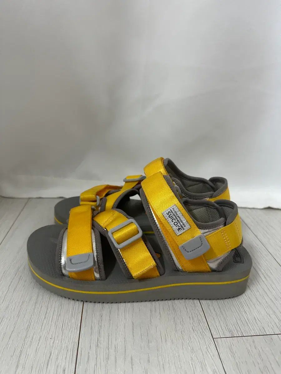 レディース SUICOKE ストラップ ビブラム サンダル 黄色