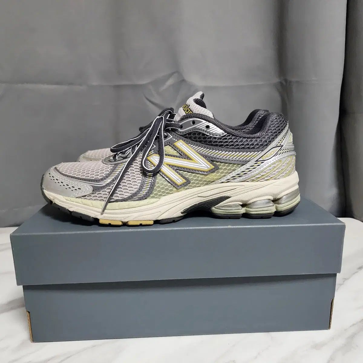 ニューバランス 860v2 US_275