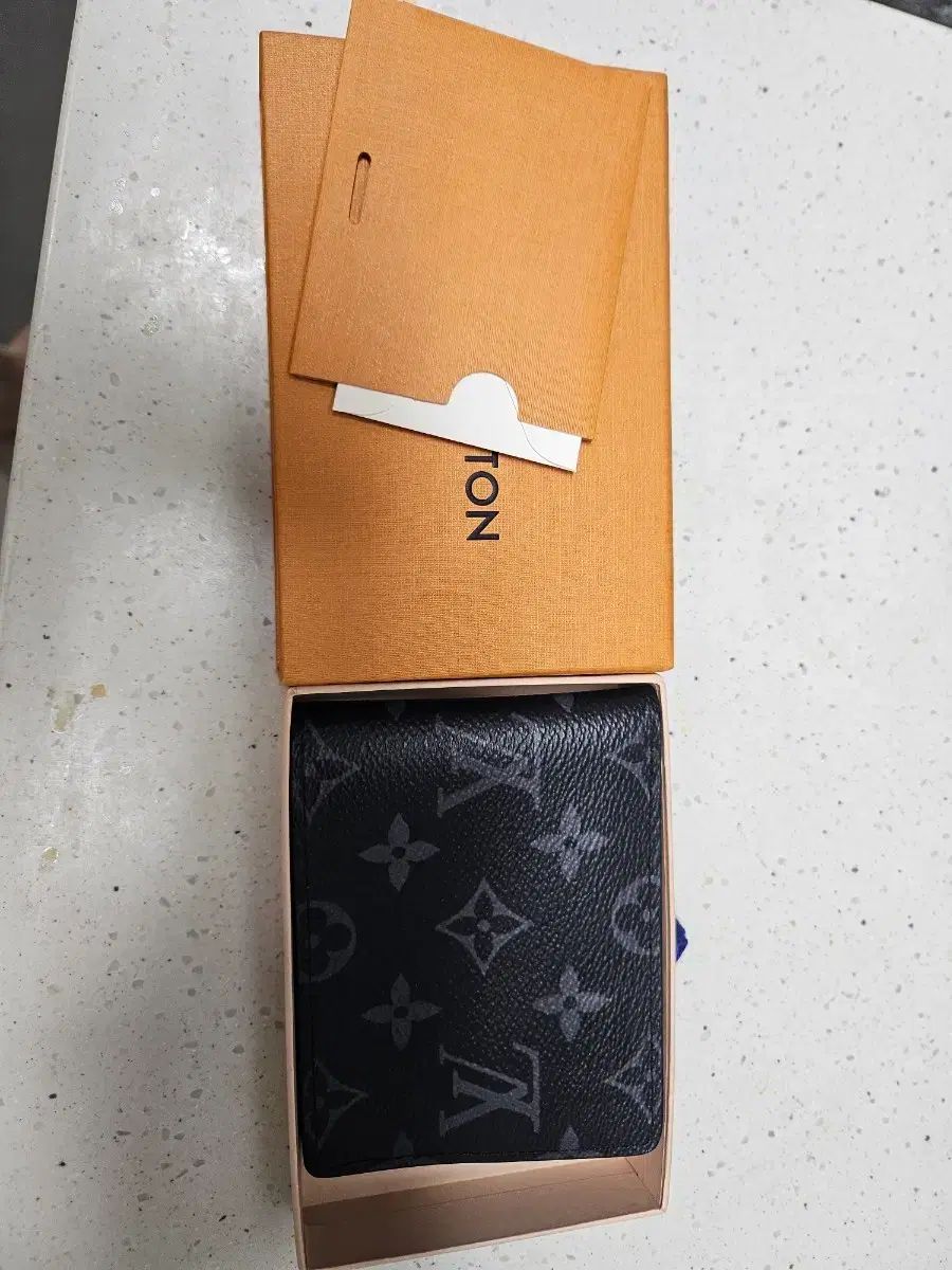 ルイヴィトン モノグラム 二つ折り財布