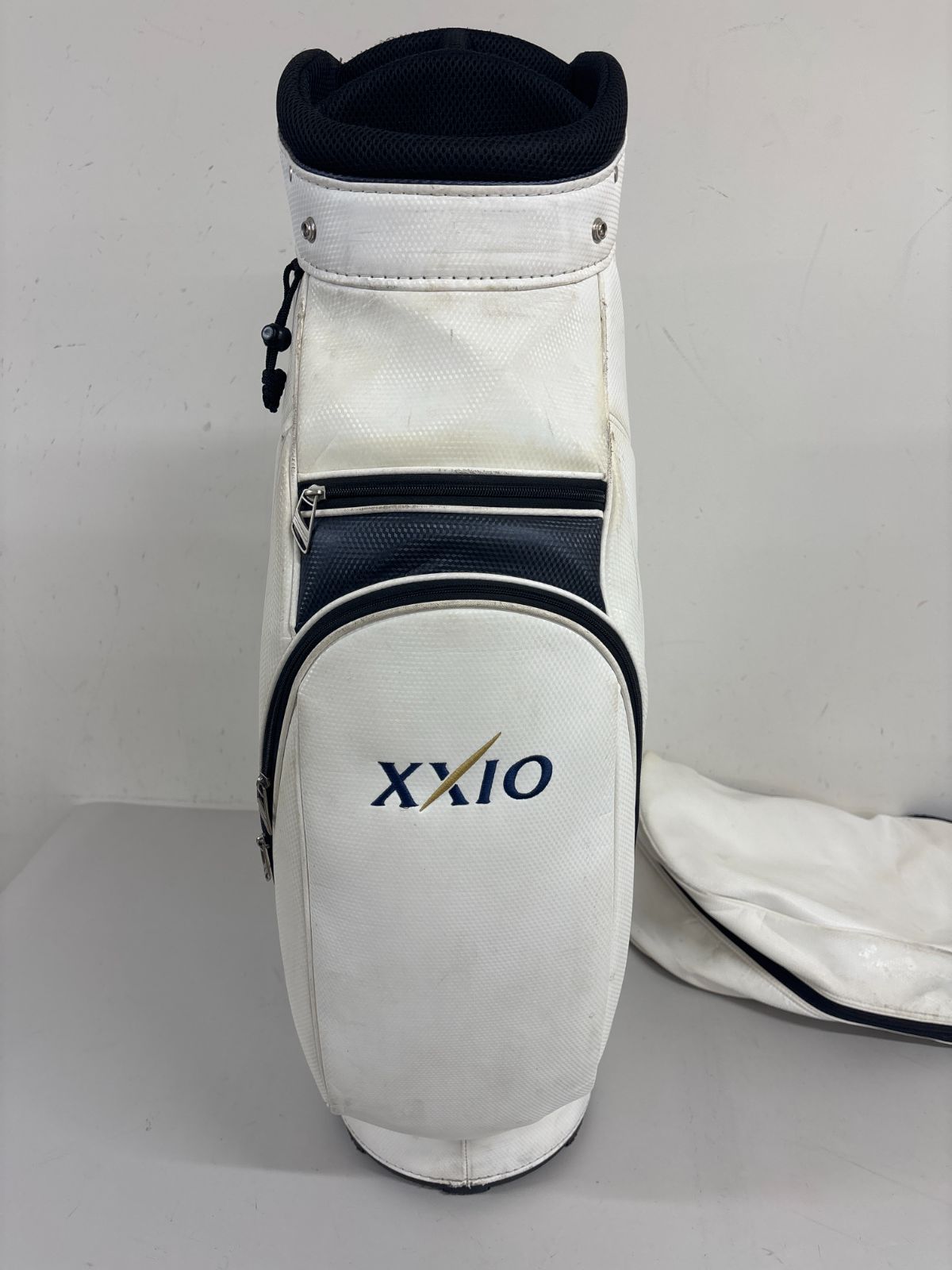 送料無料XXIO ゼクシオ キャディバッグ 4分割 ホワイト×ネイビー