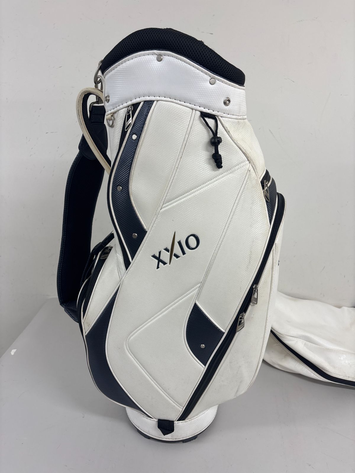 送料無料XXIO ゼクシオ キャディバッグ 4分割 ホワイト×ネイビー