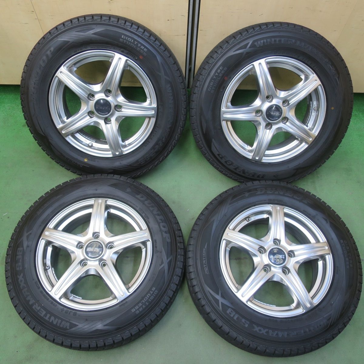 バリ溝！22年！9.5分★URBAN SPORTS 4×4 Engineering 175/80R15 スタッドレス ダンロップ ウインターマックス SJ8 SJ8+ 15インチ PCD114.3/5H★6052503イス